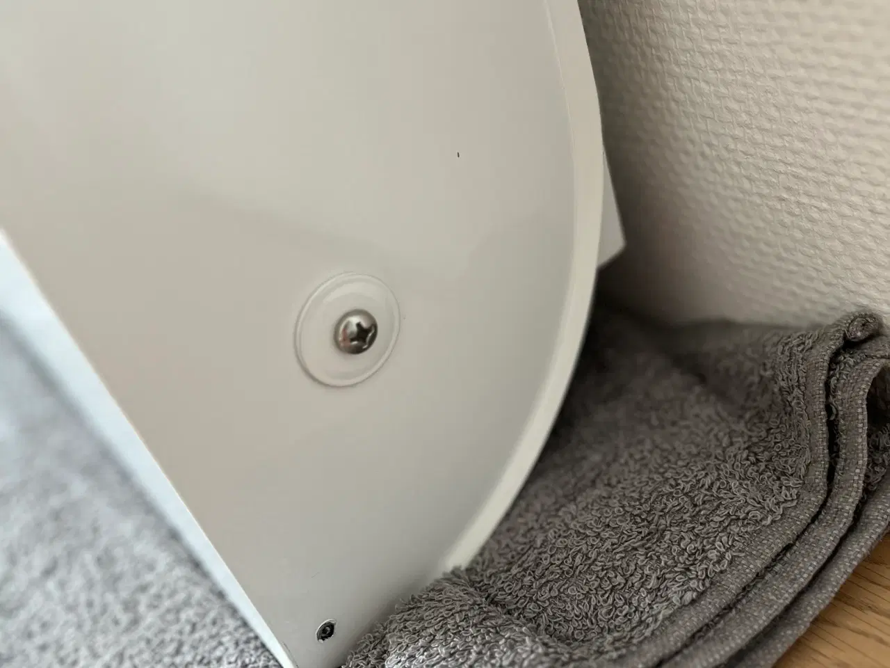 Billede 7 - Væghængt puslebord i hvid metal, BabyDan