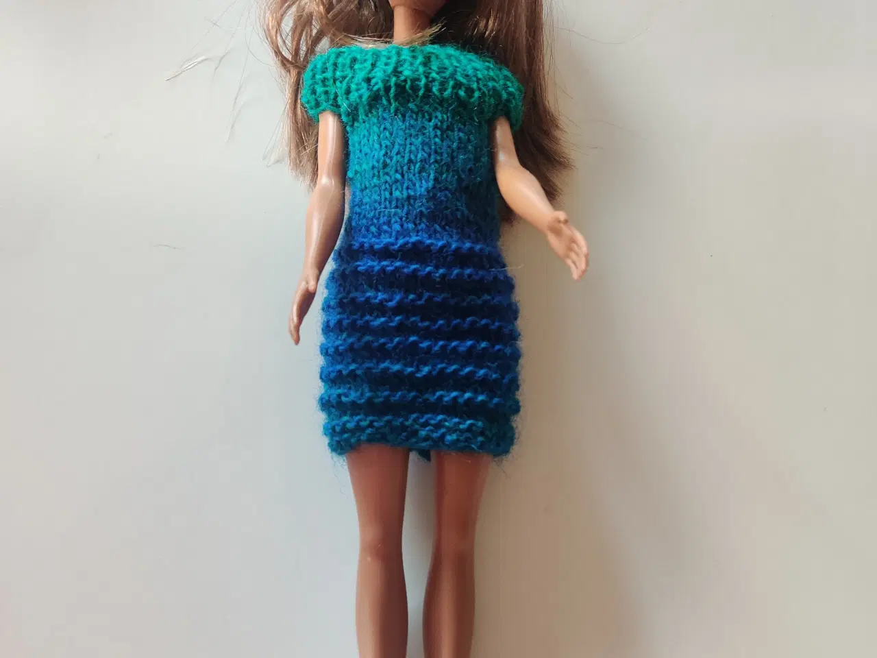 Billede 6 - Hjemmestrikkede Barbie kjoler. Flere farver