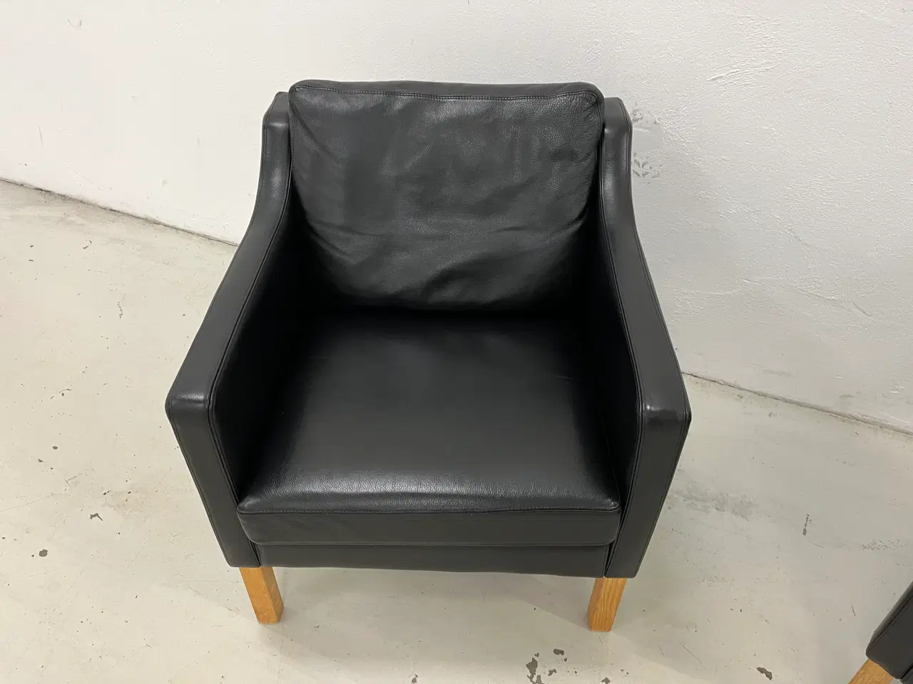 Billede 7 - Nielaus lounge stole i sort semi anilin læder.