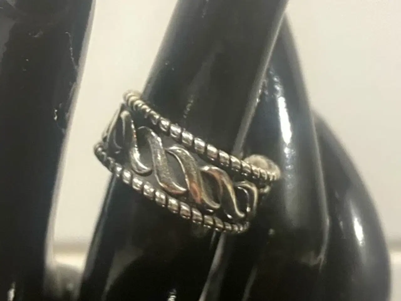 Billede 1 - * Sterlingsølv; Lækker fingerring - i gotisk stil