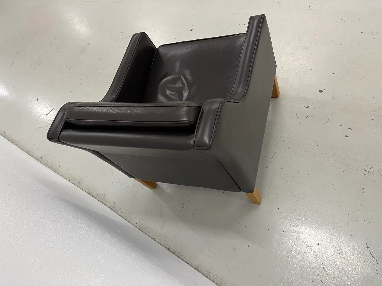 Billede 8 - Mogens Hansen MH195 lav stol i Dark Brown læder.