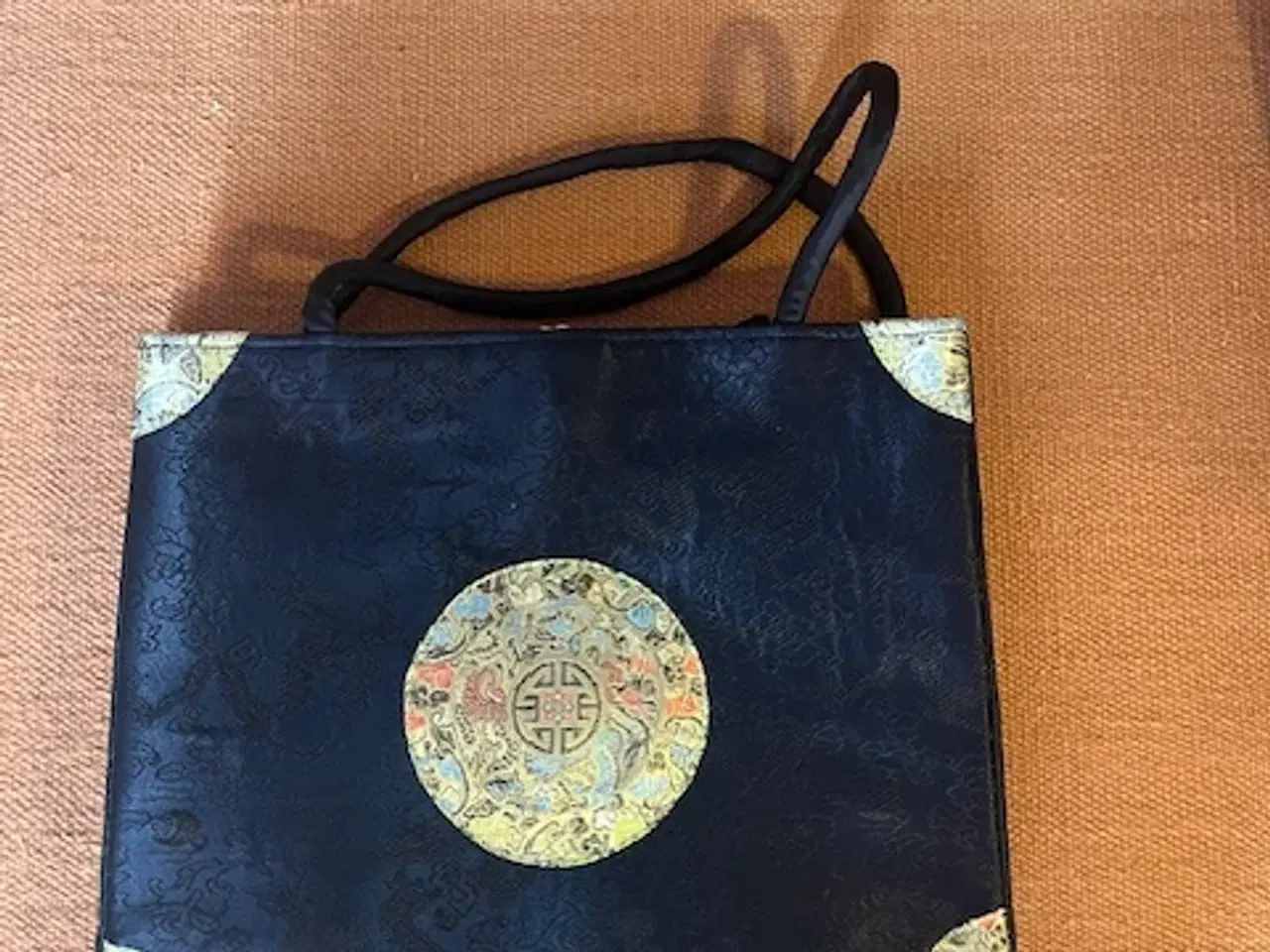 Billede 3 - Unik asiatisk taske med musikalsk detalje