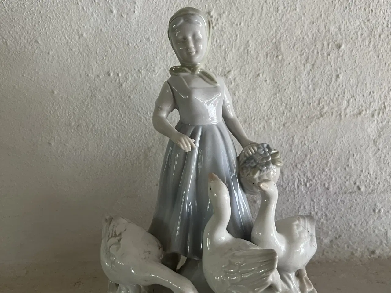 Billede 1 - Porcelænsfigur Pigen og gæssene