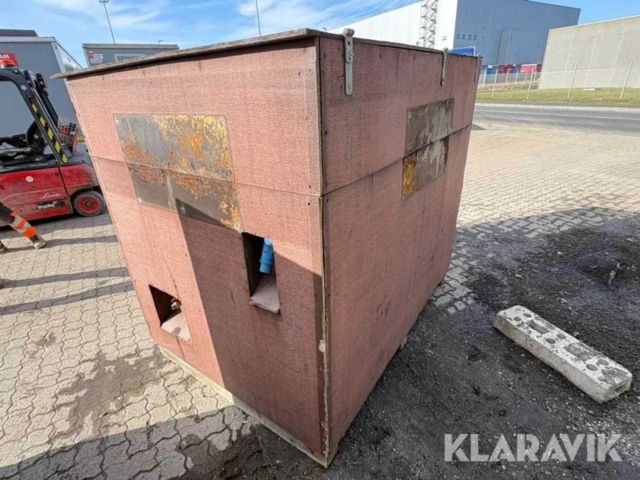 Billede 4 - Isoleret kasse med vandtank og vandværk