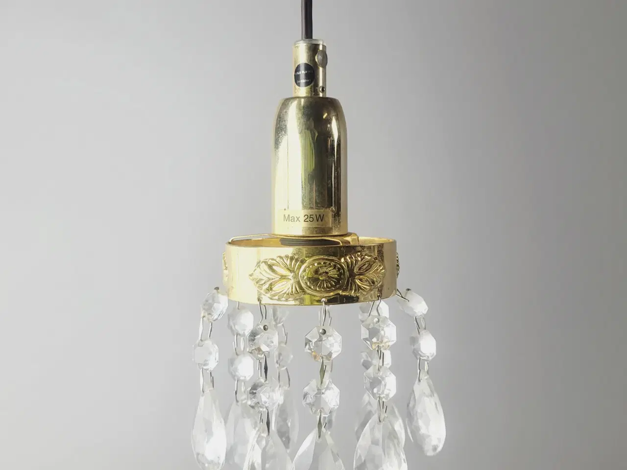 Billede 4 - 2 stk små pendler i messing med prismer