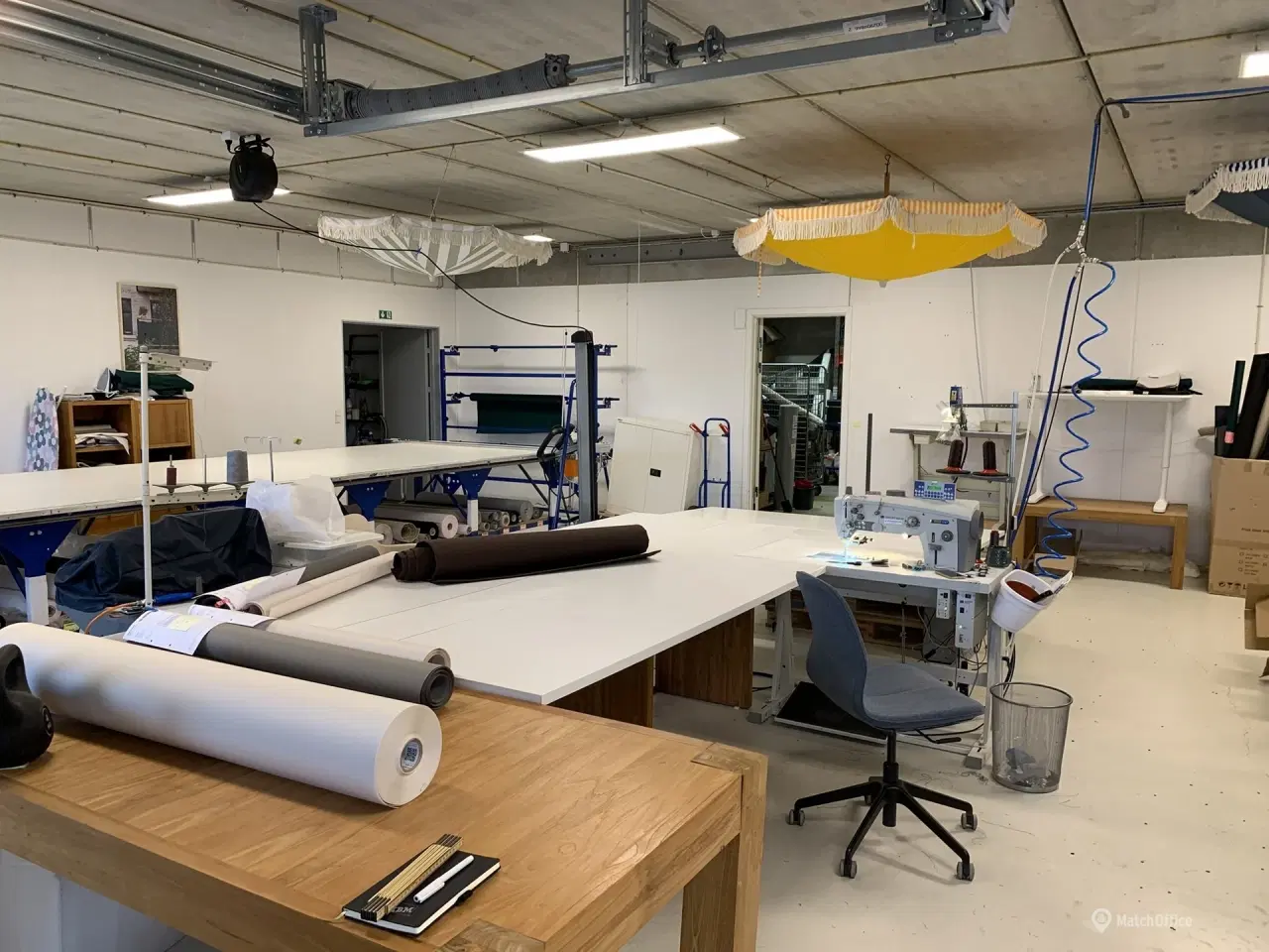 Billede 6 - Højloftet lager. showroom med port samt stort kontor