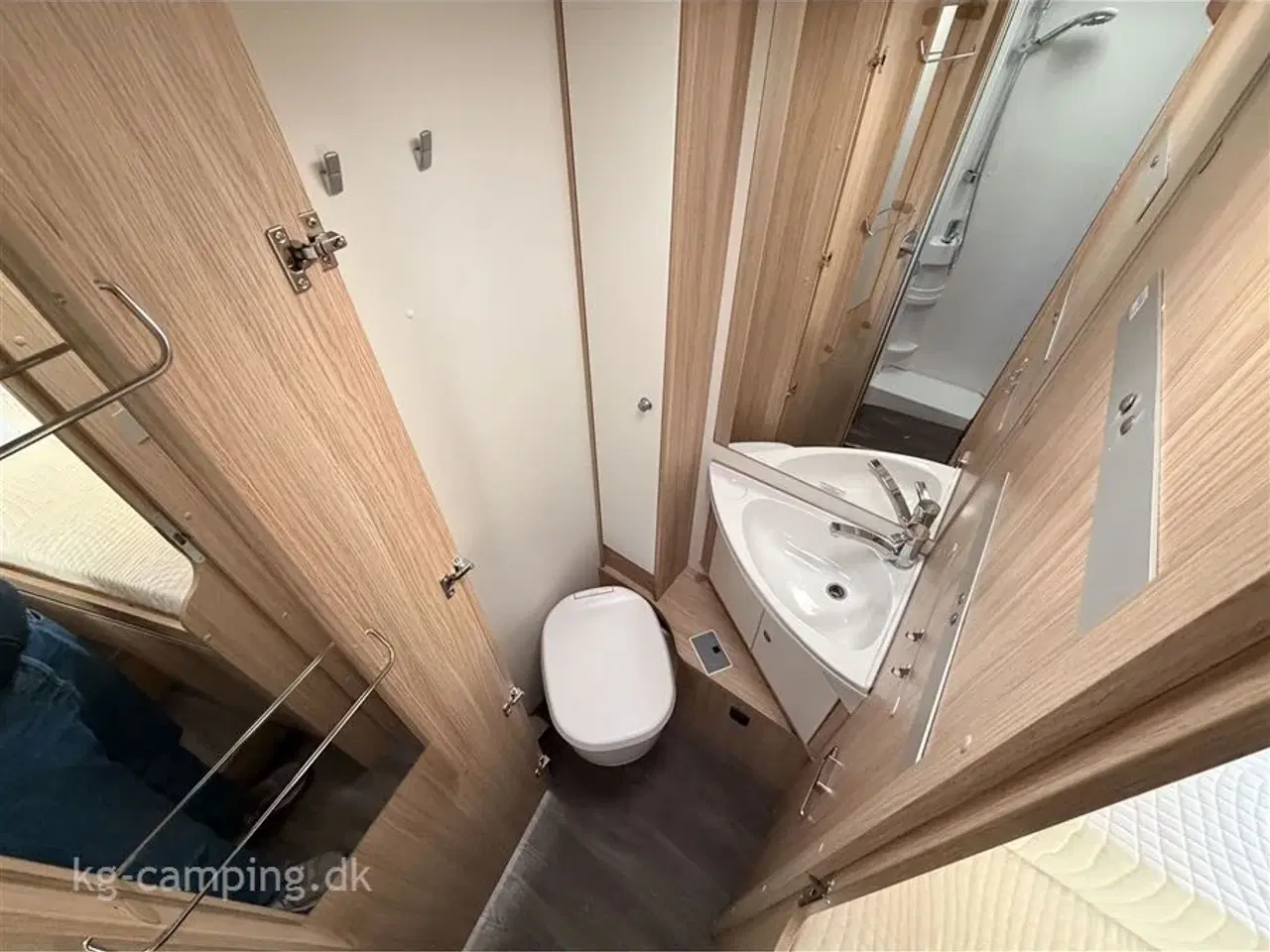 Billede 20 - 2021 - SunLight I 68 Adventure Edition   Topudstyret autocamper med bla. Clesana toilet - Ektra webasto oliefyr - Klimaanlæg - Maxxfan osv...