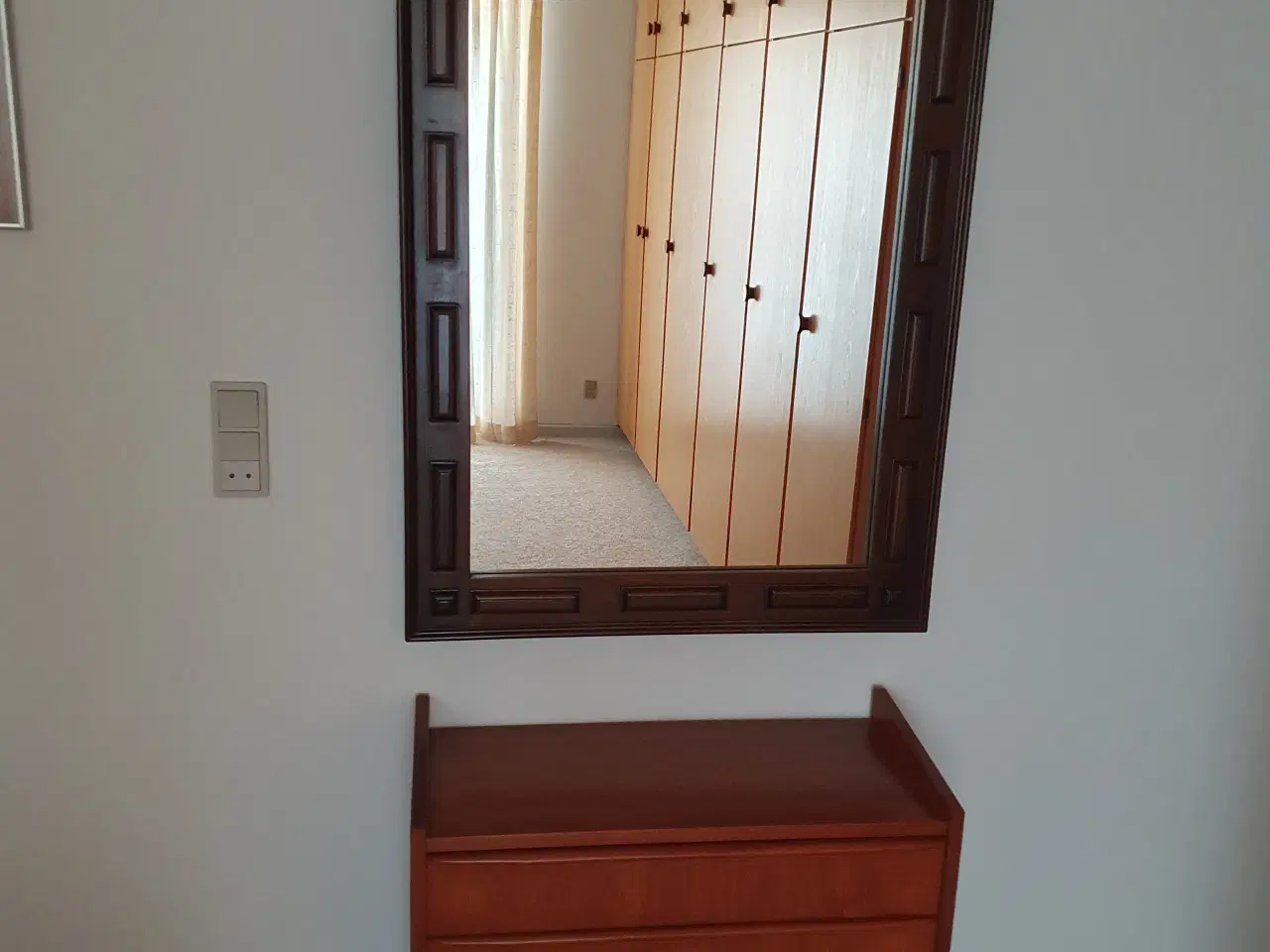 Billede 1 - Stort spejl i mørkbejdset træ