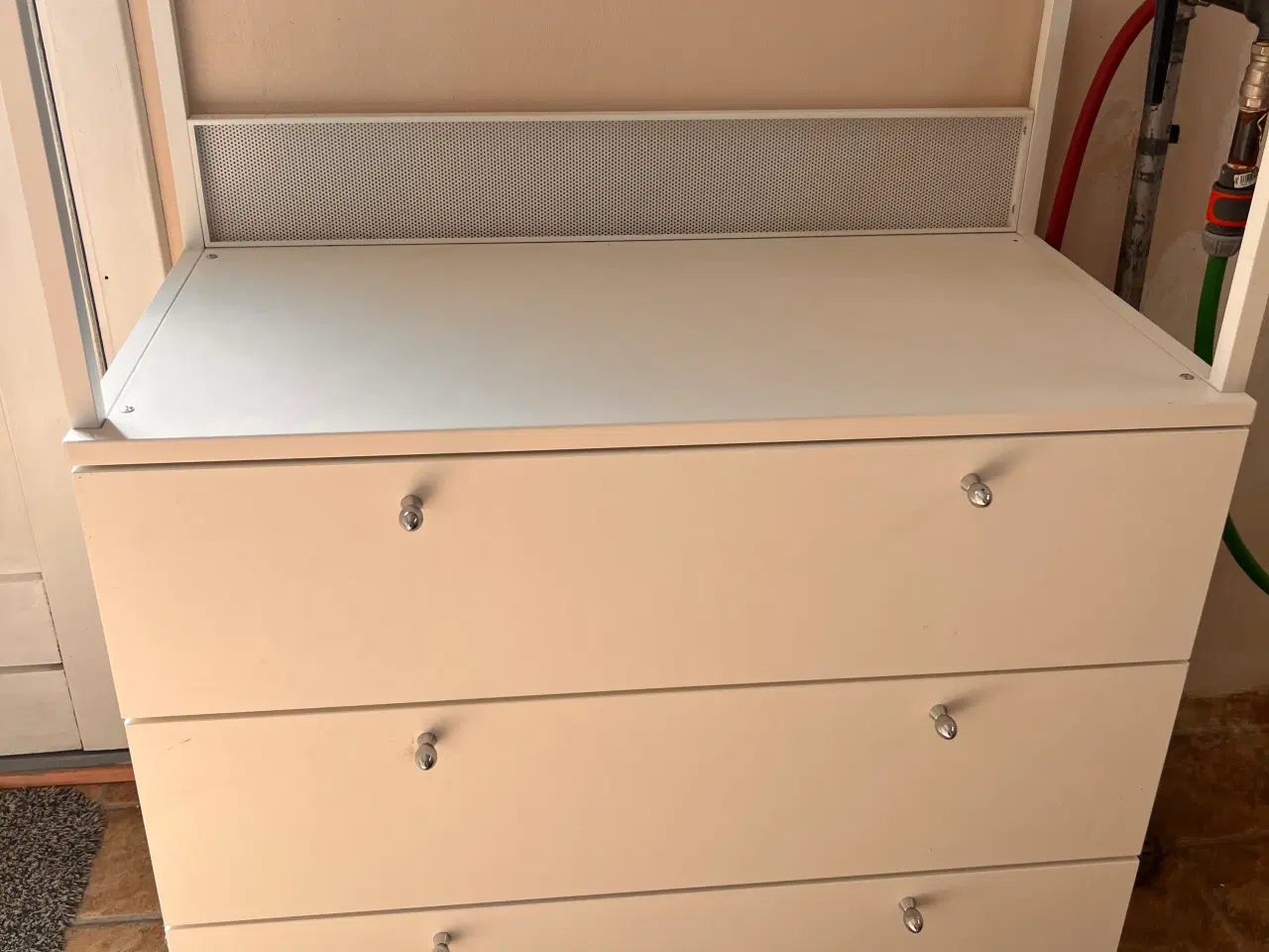 Billede 6 - Garderobe.  3 skuffer og låger Plastafra ikea