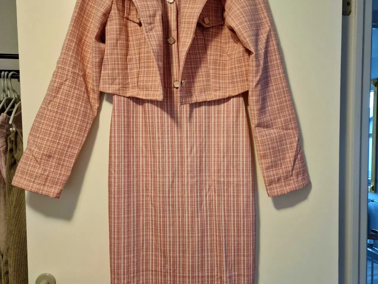 Billede 1 - Kjoler, nederdel og bluser sælges