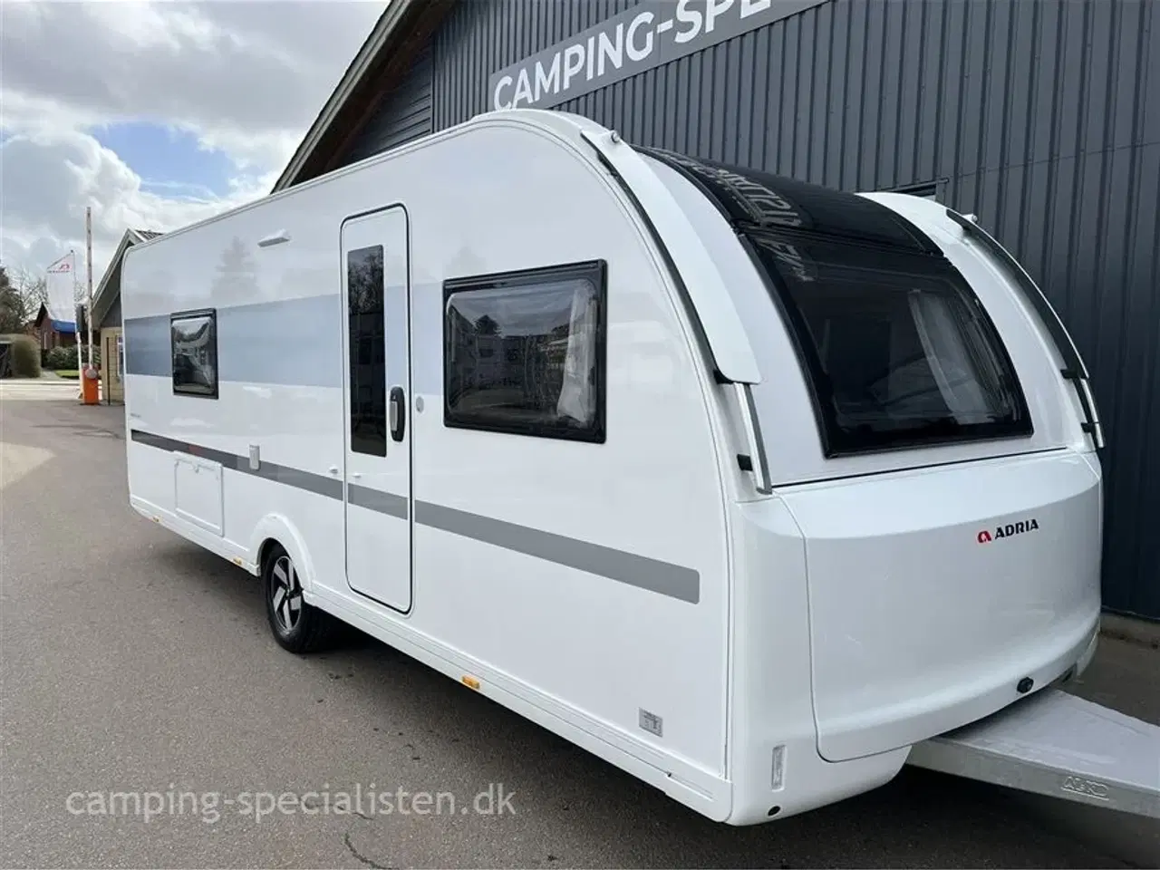 Billede 2 - 2024 - Adria Adora 613 UT Selected Edition   queensbed seng - Adria Adora 613 UT Selected Edition 2023/2024 - Kan ses nu hos Camping-Specialisten.dk