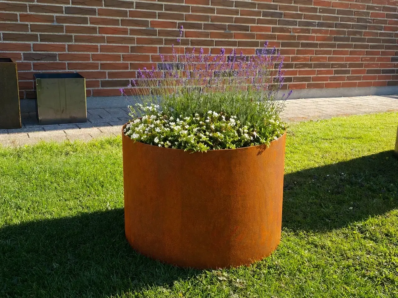 Billede 1 - Rund corten plantekasse – moderne og holdbar
