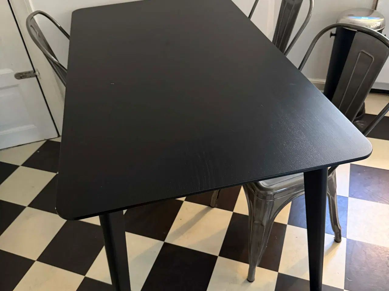 Billede 2 - Sort spisebord - Sælges billigt pga. flytning.
