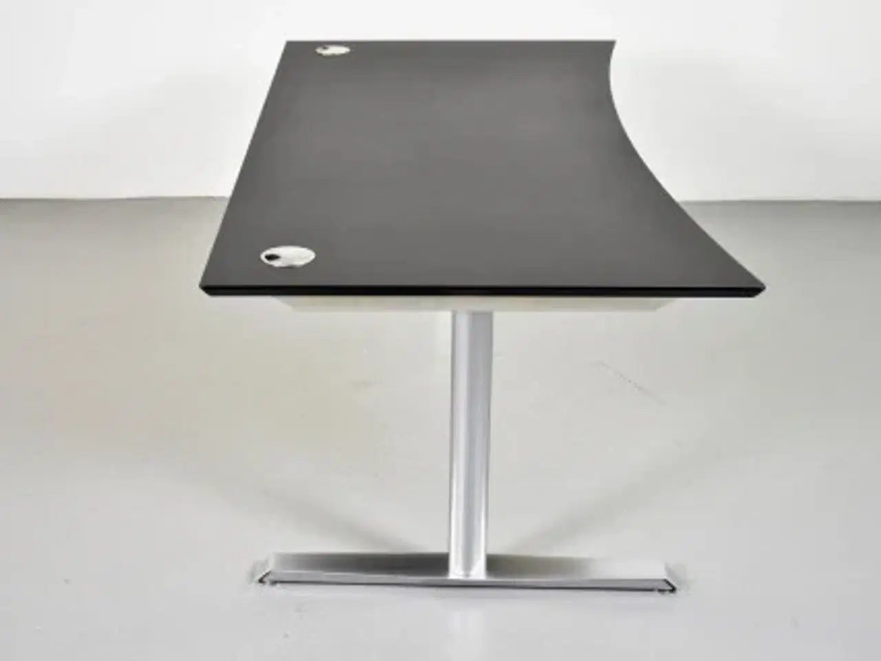 Billede 4 - Hæve-/sænkebord med sort linoleumsplade med lang mavebue, 180 cm.