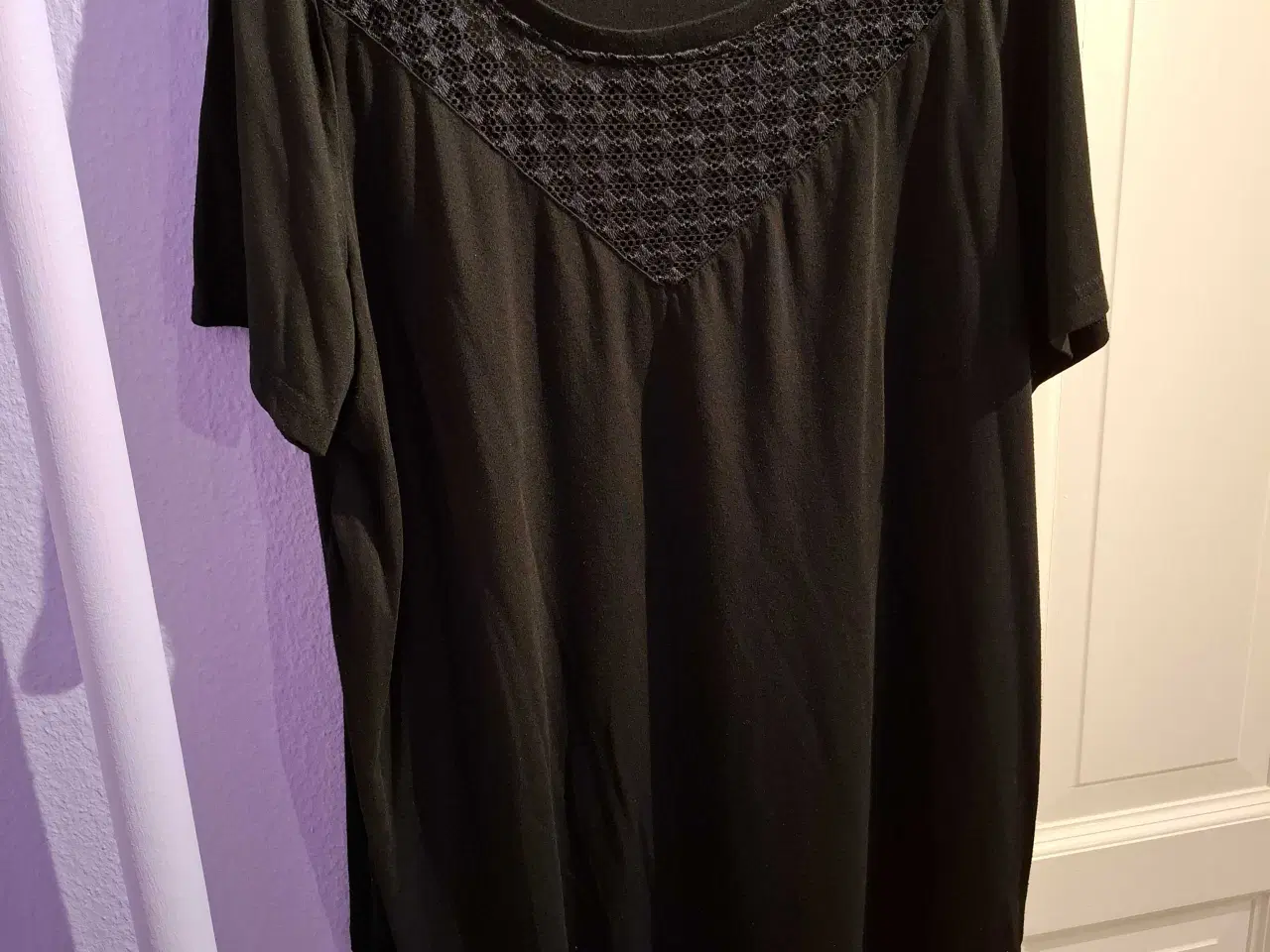 Billede 1 - Dejlig sort bluse med blonder