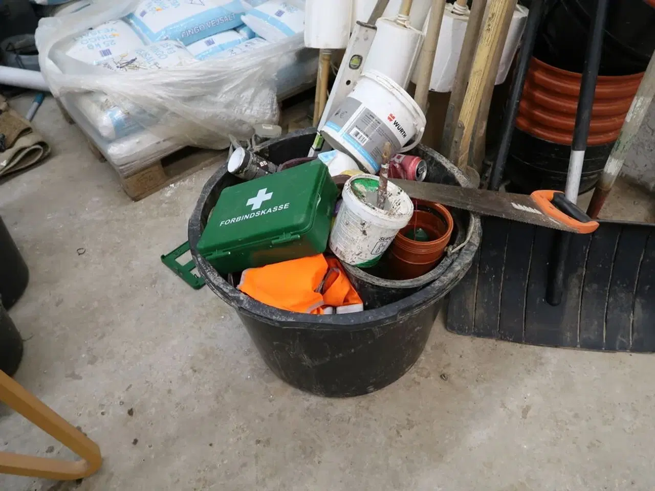 Billede 2 - Div. Haveredskaber, flag samt spand med indhold