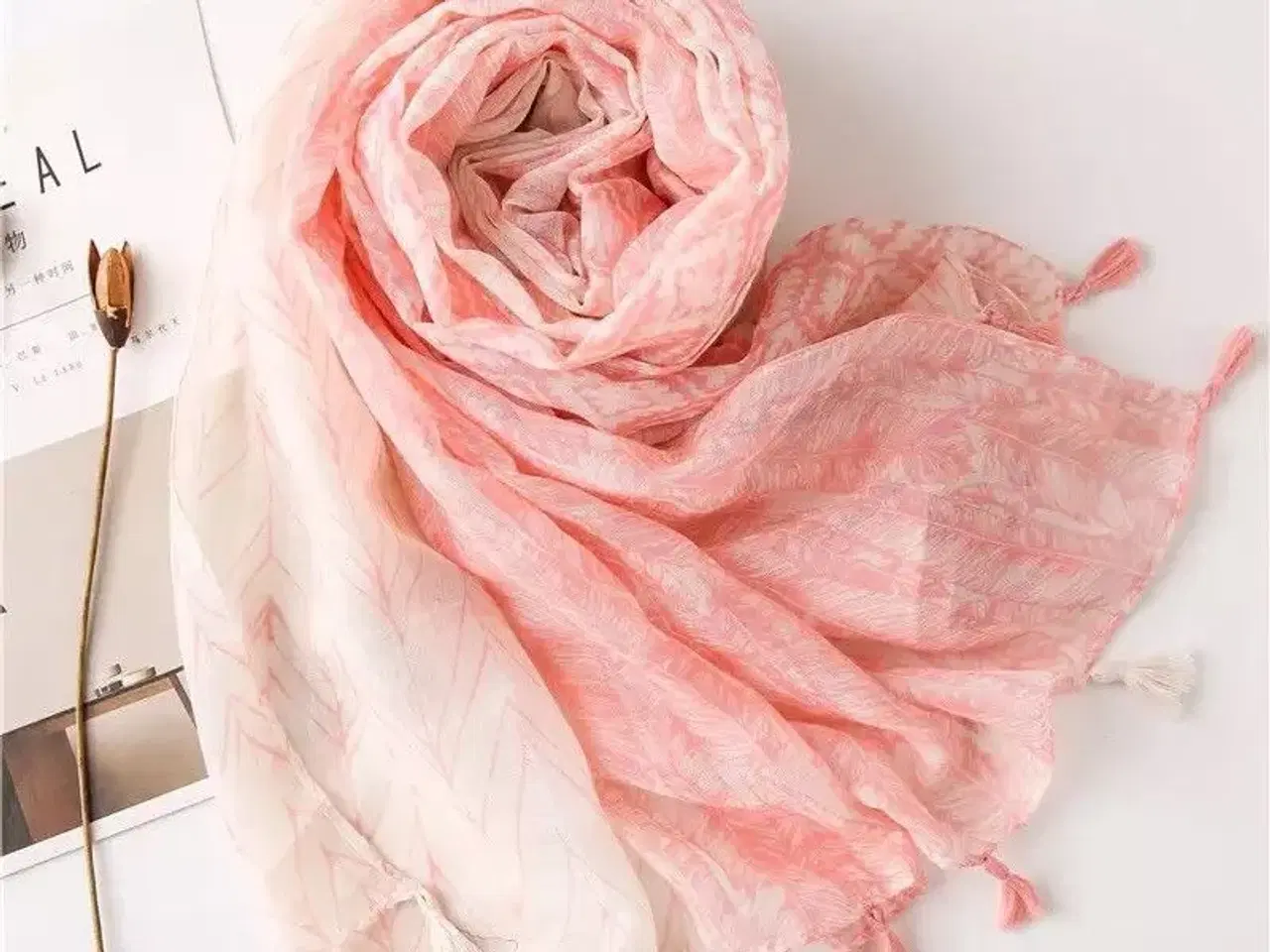 Billede 11 - Lækkert blødt tørklæde med kvaster i fersken og rå