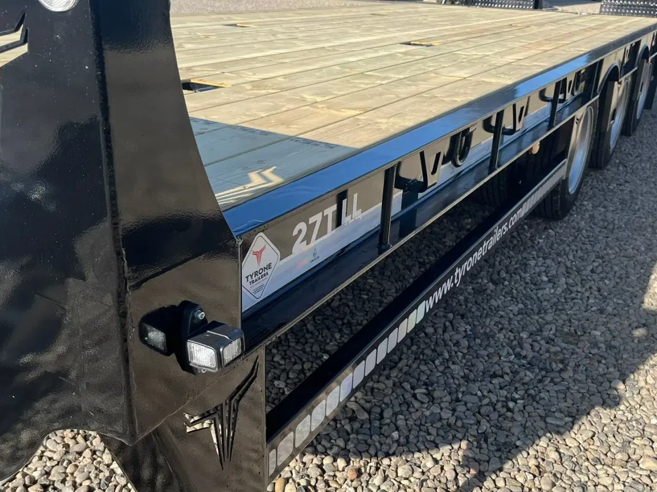 Billede 14 - Tyrone 27TLL . Affjedret træk og affjedret aksler. Med hydrauliske ramper og værktøjskasse