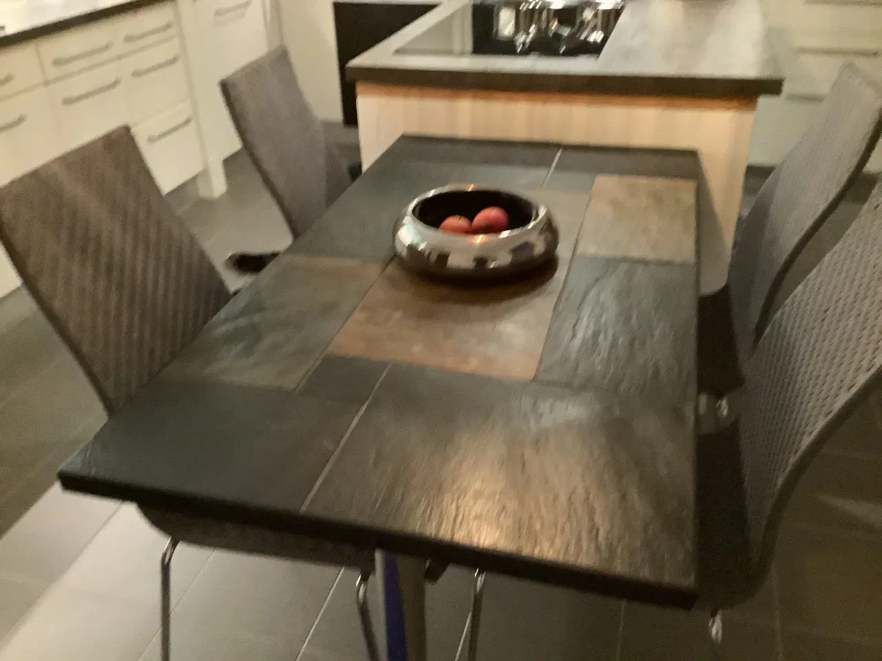 Billede 2 - Spisebord, skiffer incl. 6 stole i antrasitgrå 