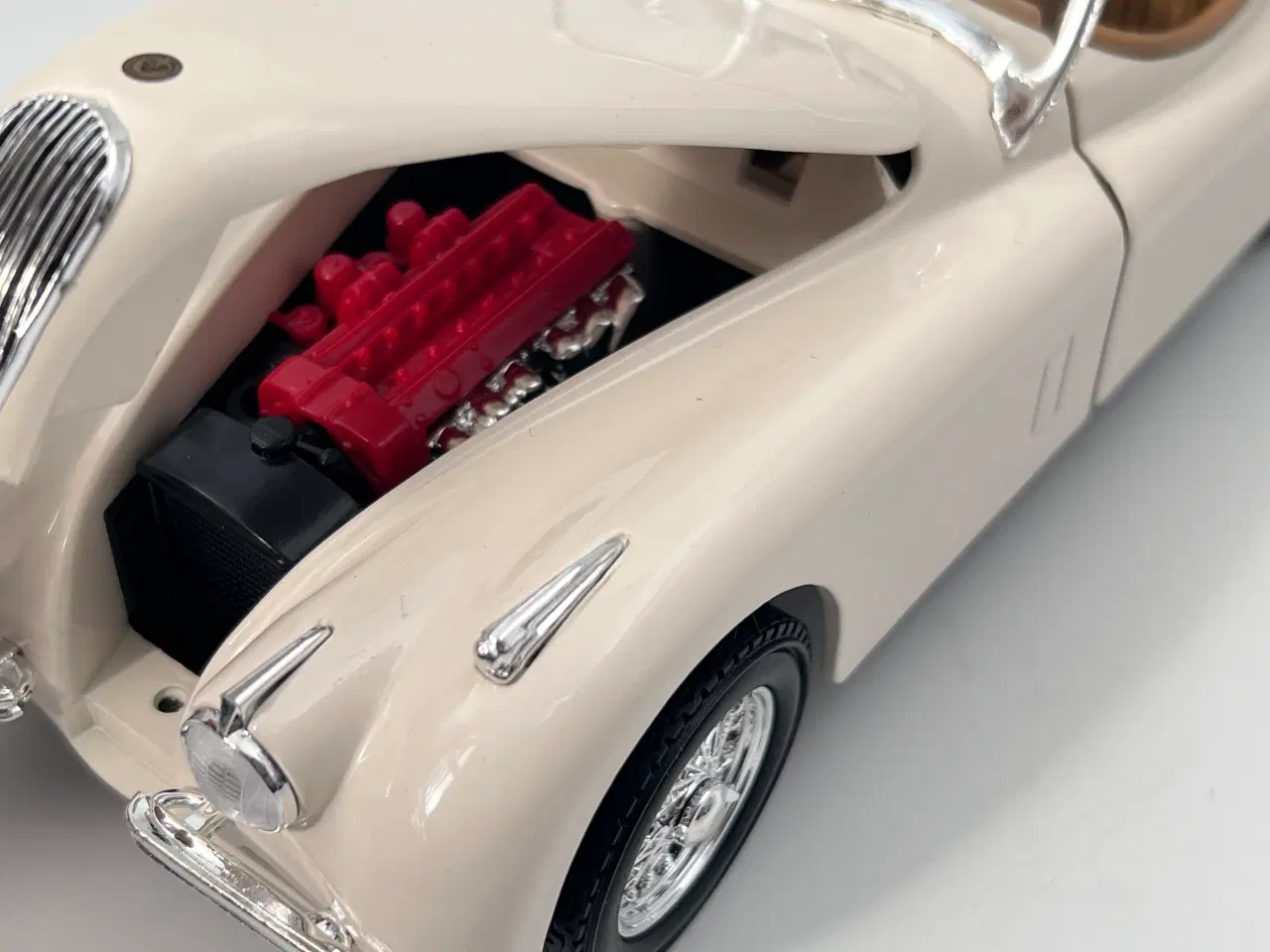 Billede 6 - 1948 Jaguar XK 120 1:18  Flot og detaljeret model