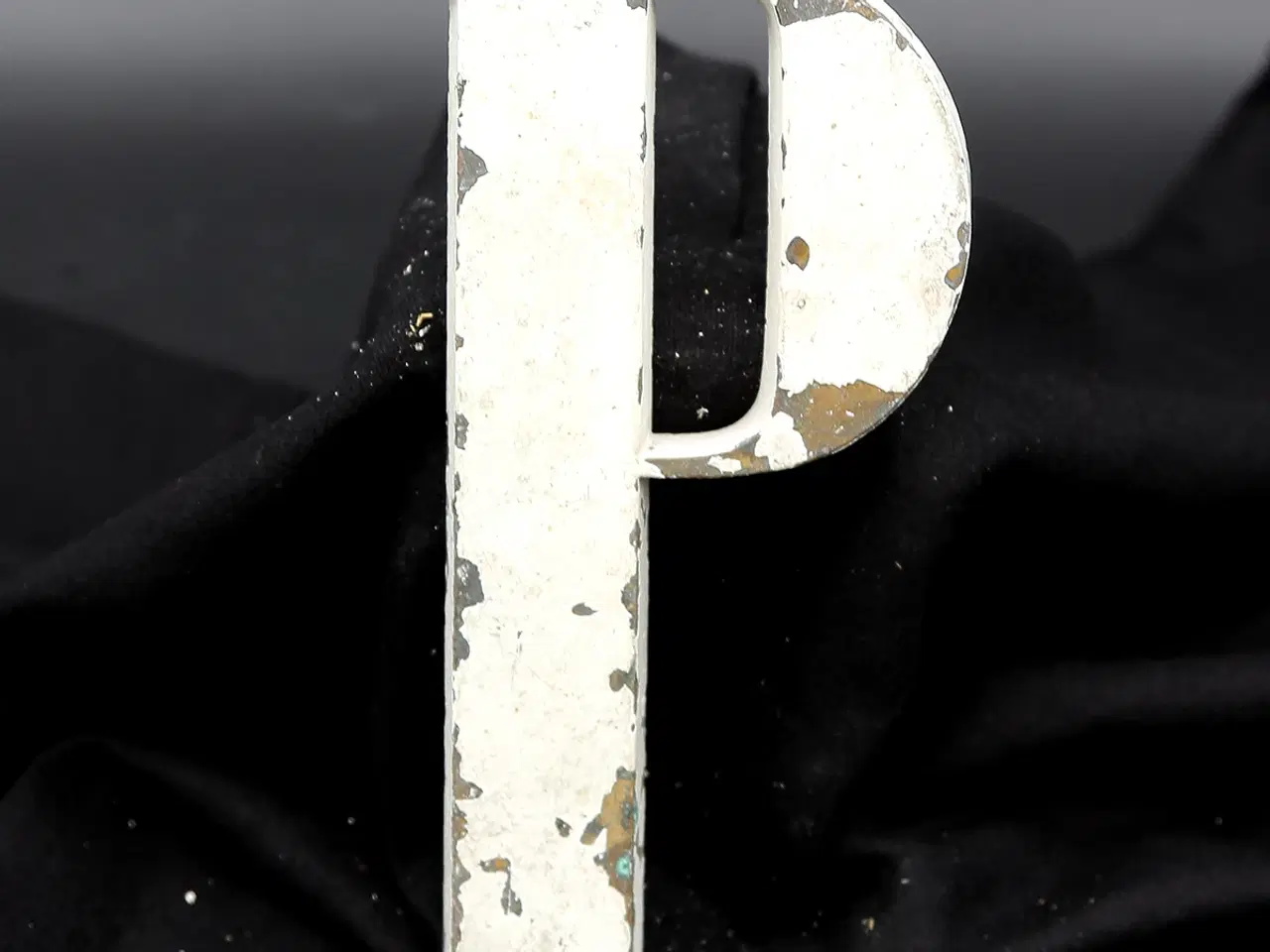 Billede 1 - Messing facadebogstav “P” – rå patina