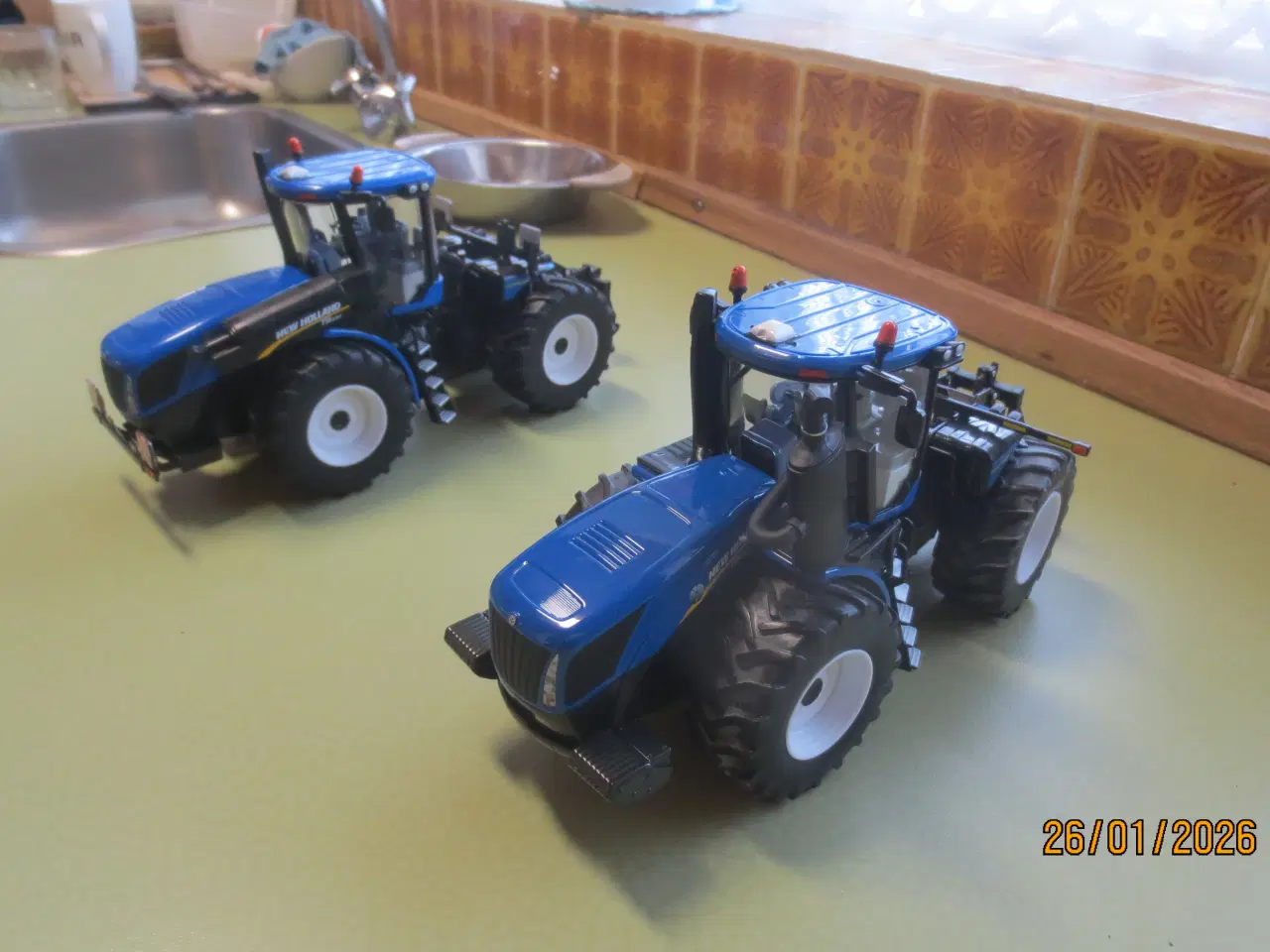 Billede 1 - 2 stk Modeltraktor HOLLAND T9 530/565