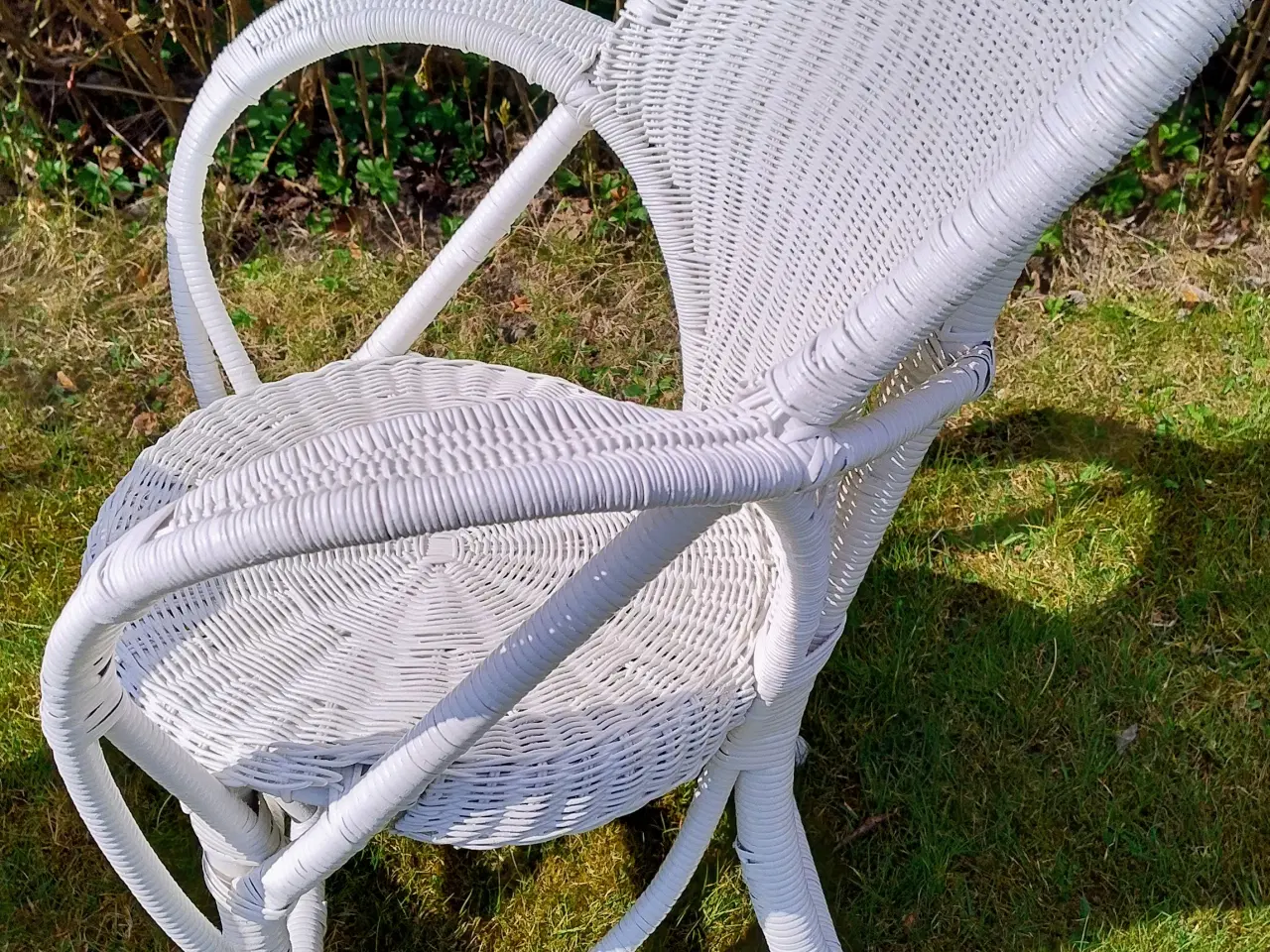 Billede 2 - 2 kurvestole i hvid med armlæn