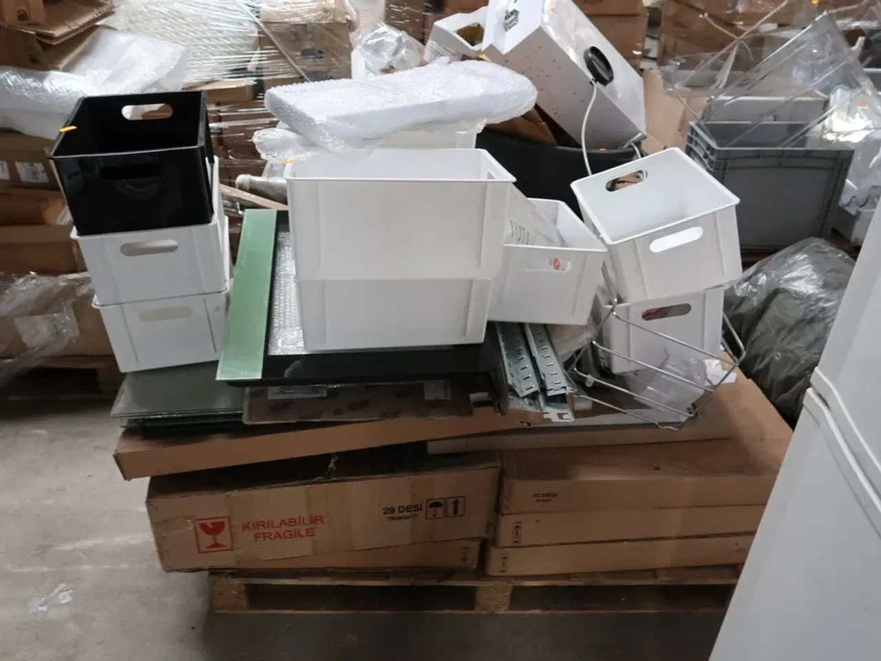 Billede 2 - Palle med div. Reservedele bl.a. køleskabsdøre m.m.