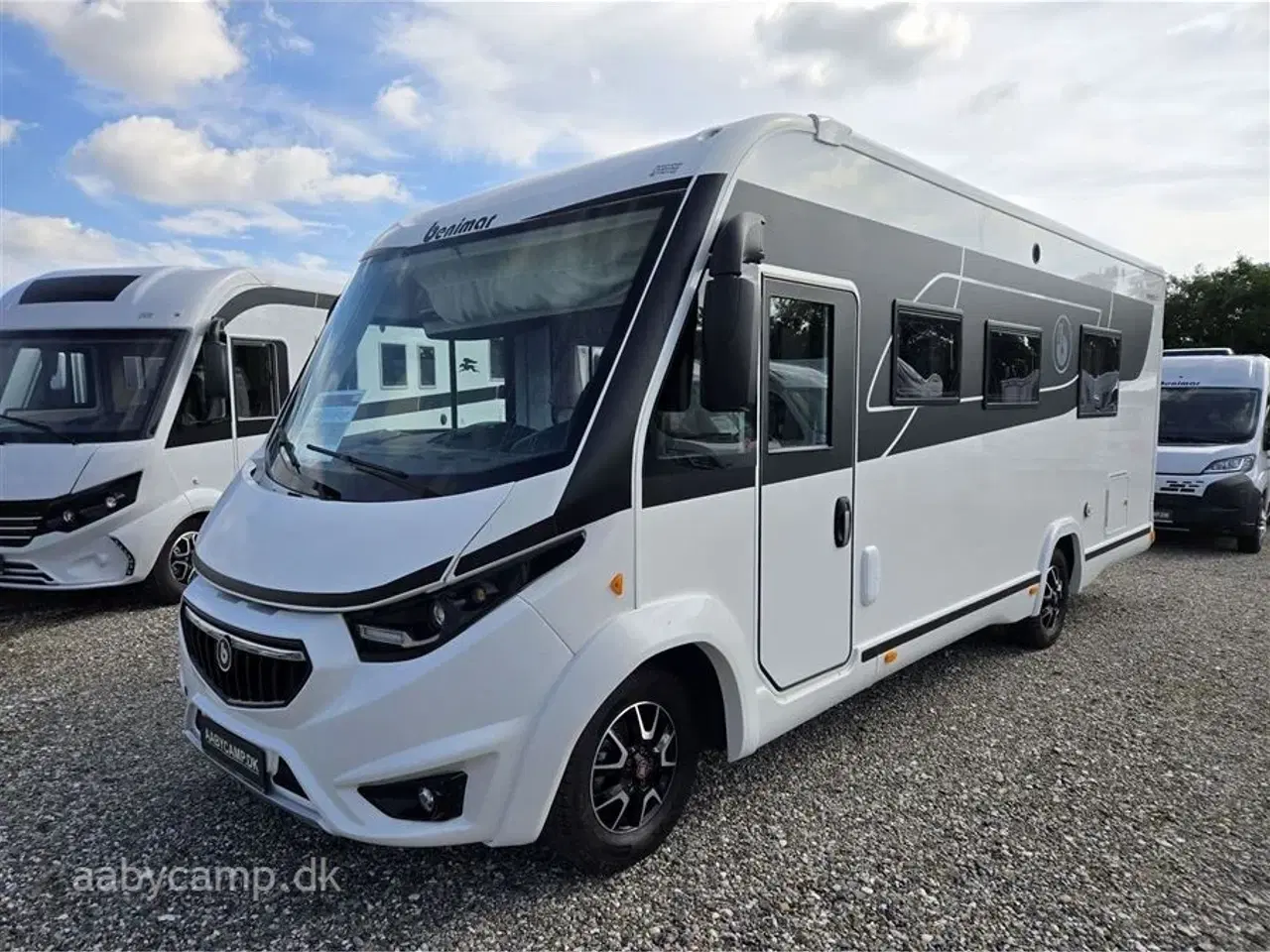 Billede 2 - 2020 - Benimar Amphitryon 957   Lave enkeltsenge. ende badeværelse.face to face siddegruppe.