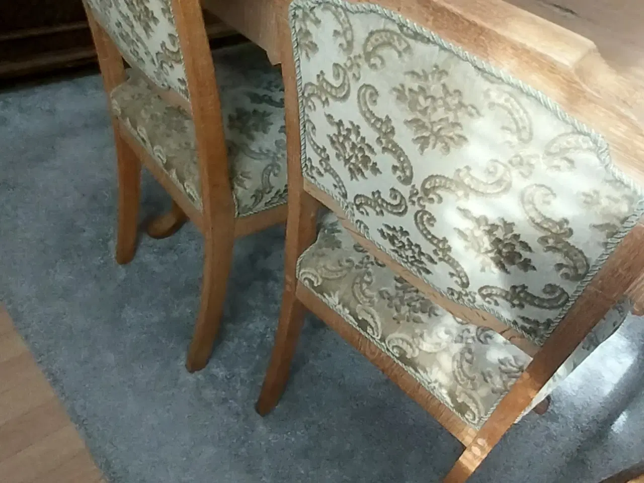 Billede 5 - Spisebord med 4 stole
