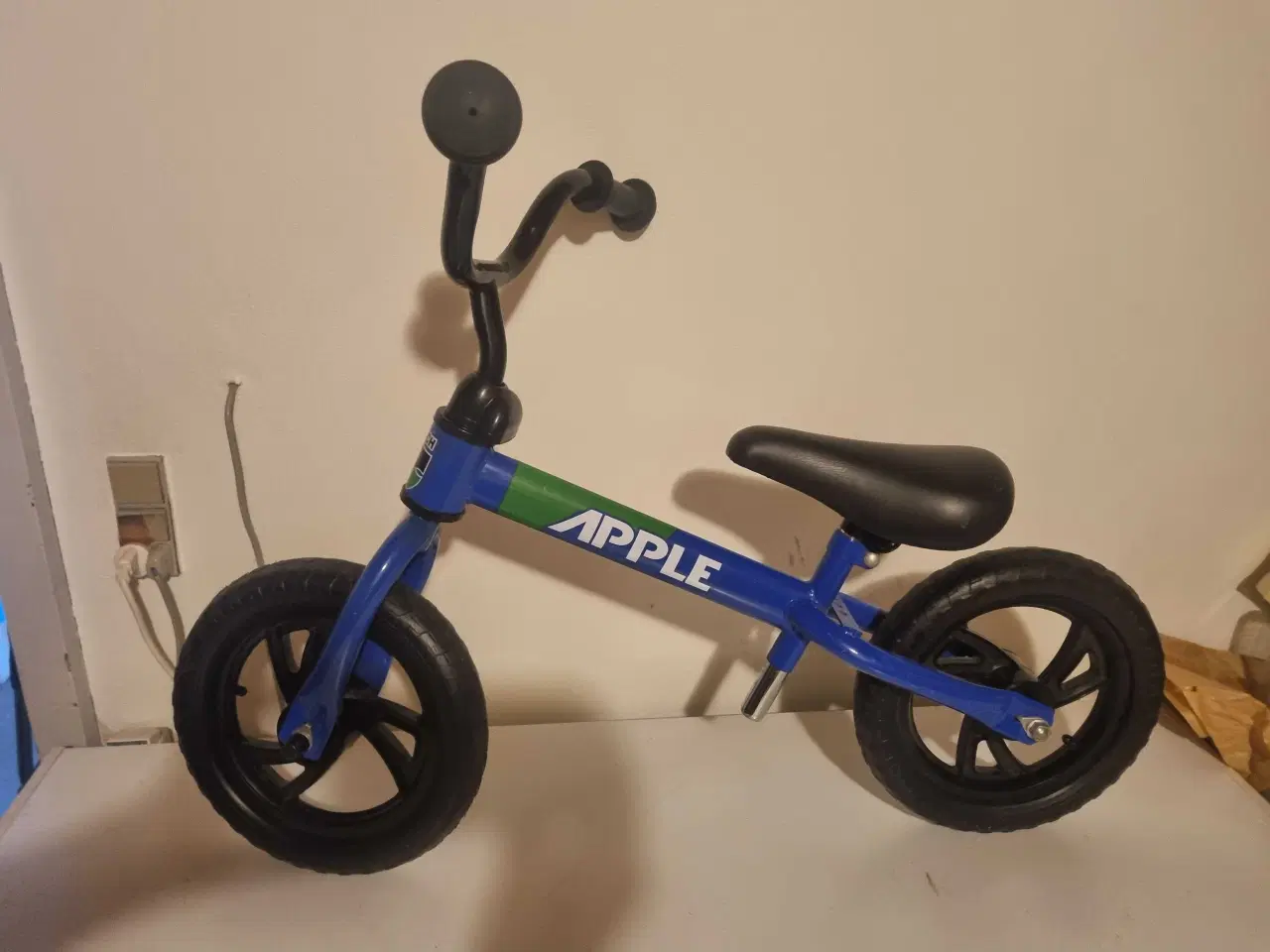 Billede 1 - Løbecykel kun brugt inddørs. 