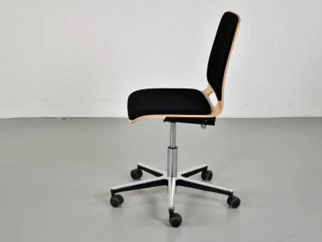Billede 2 - Rbm kontorstol af bøg med sort polster