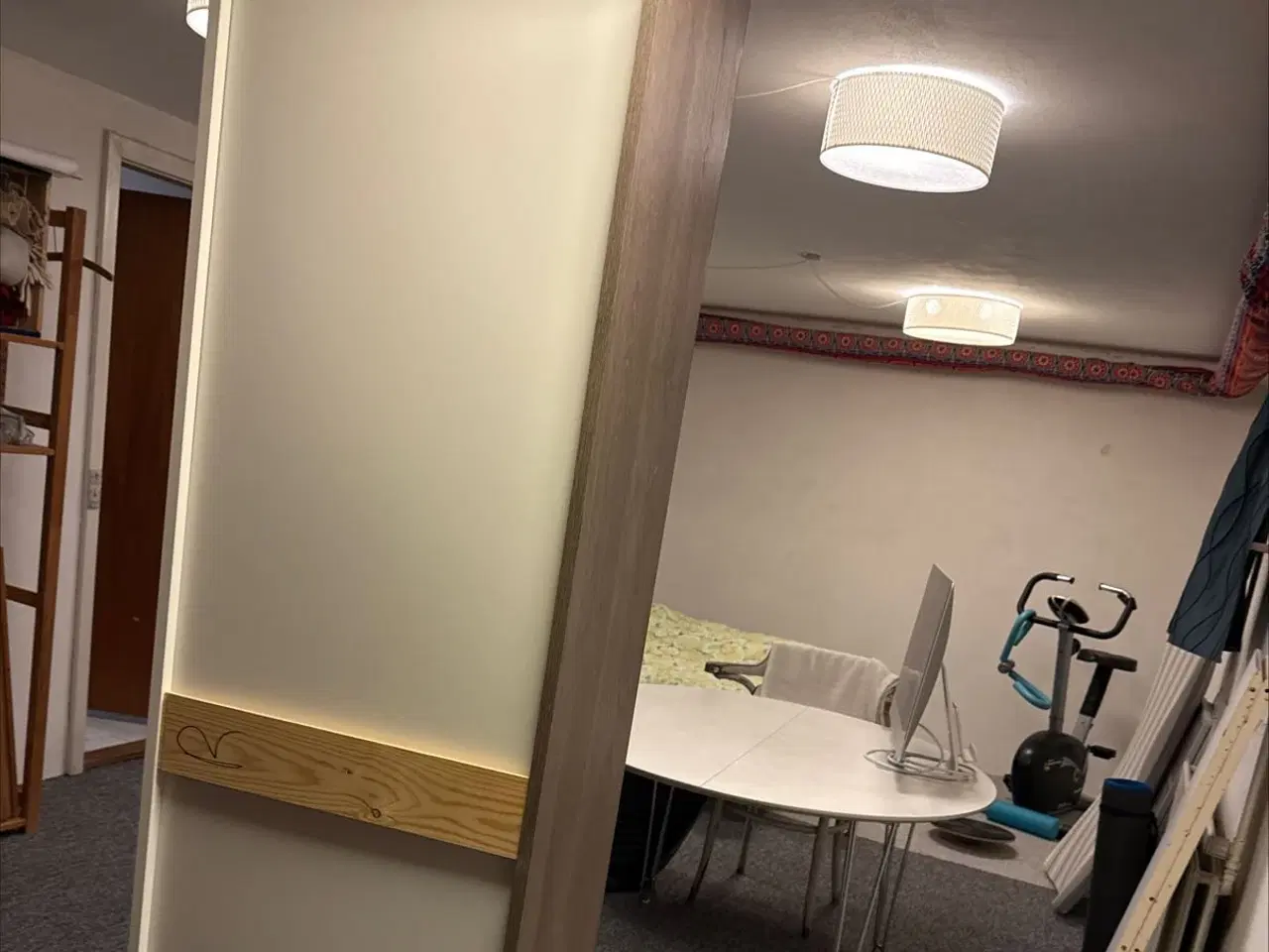 Billede 4 - Aubo skab i valnødsfolie med hylder. Nyt.