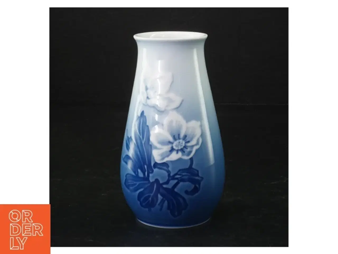Billede 1 - Blå og hvid juleroseporcelænsvase fra B&G (str. H 13,5 cm)