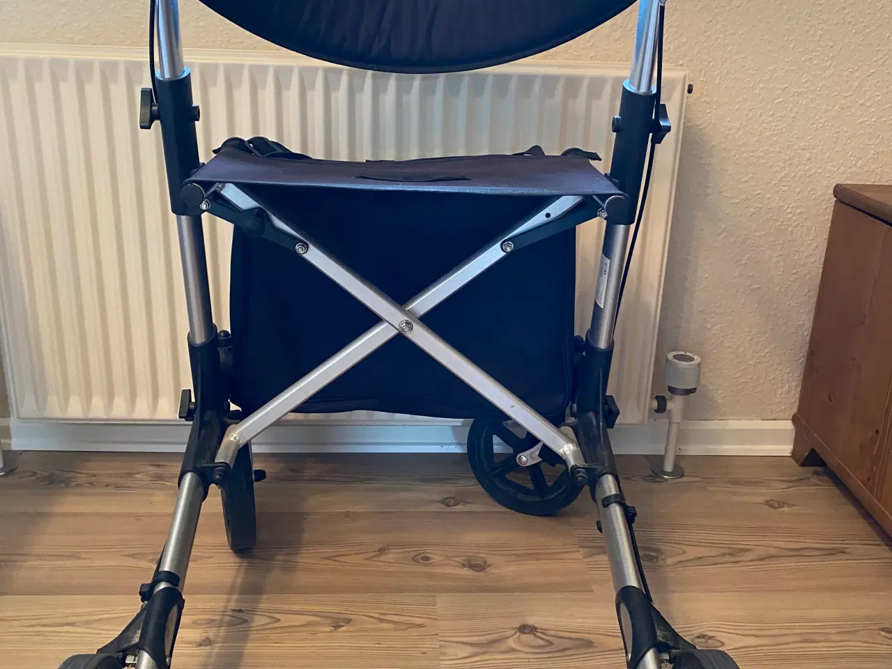 Billede 3 - Letvægts sammenklappelig rollator