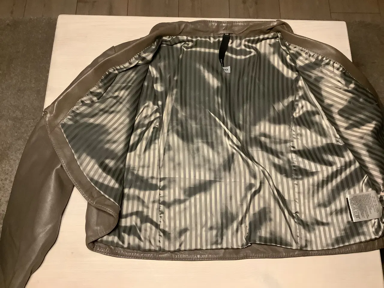 Billede 3 - Grå lille læderjakke Auluna str 44