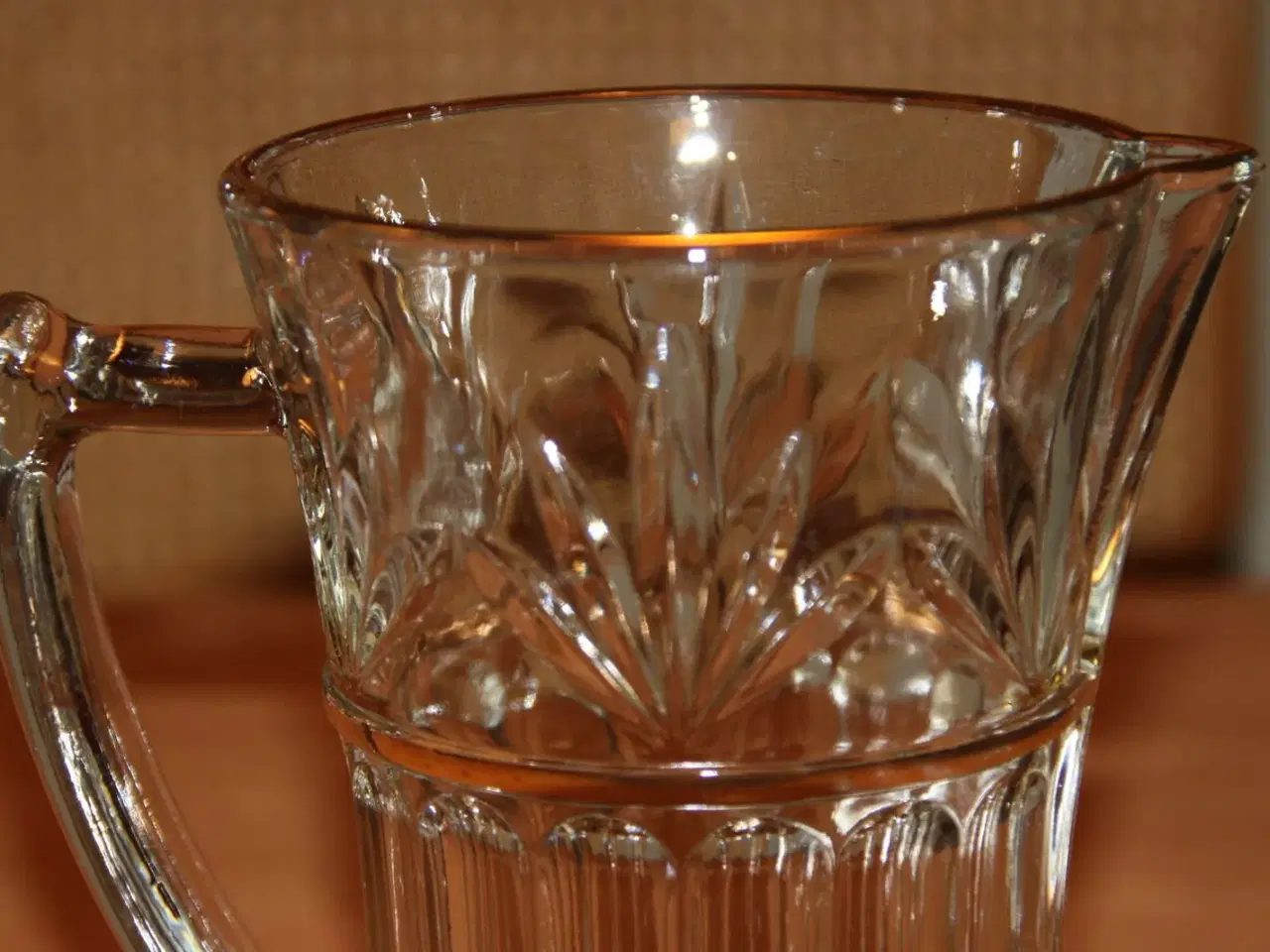 Billede 2 - Flot glas kande med guldkant H.: 18,5 cm