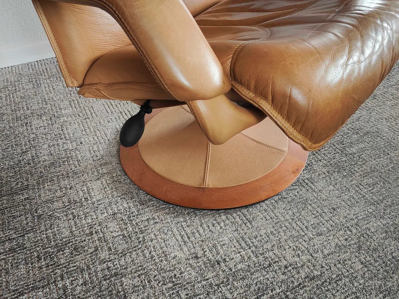 Billede 7 - Lænestol i cognac farvet læder med fodskammel 