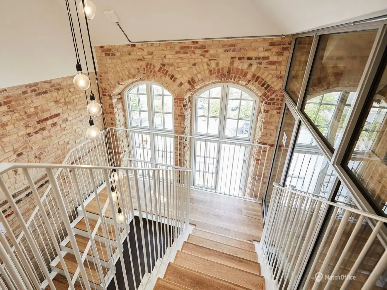 Billede 1 - To sammenhængende etager i tidligere ikonisk byskole