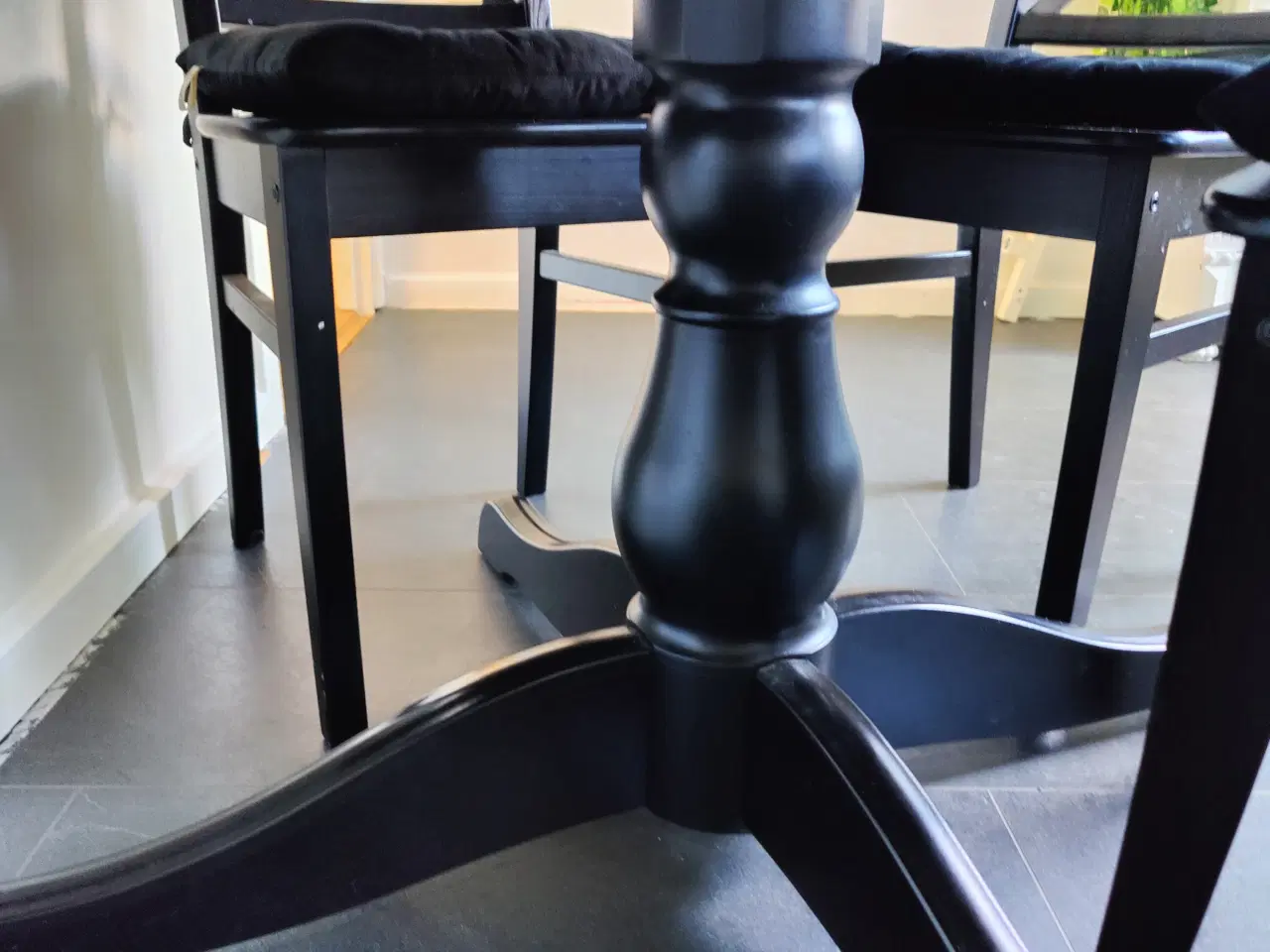 Billede 1 - Rundt sort spisebord + 4 stole til 
