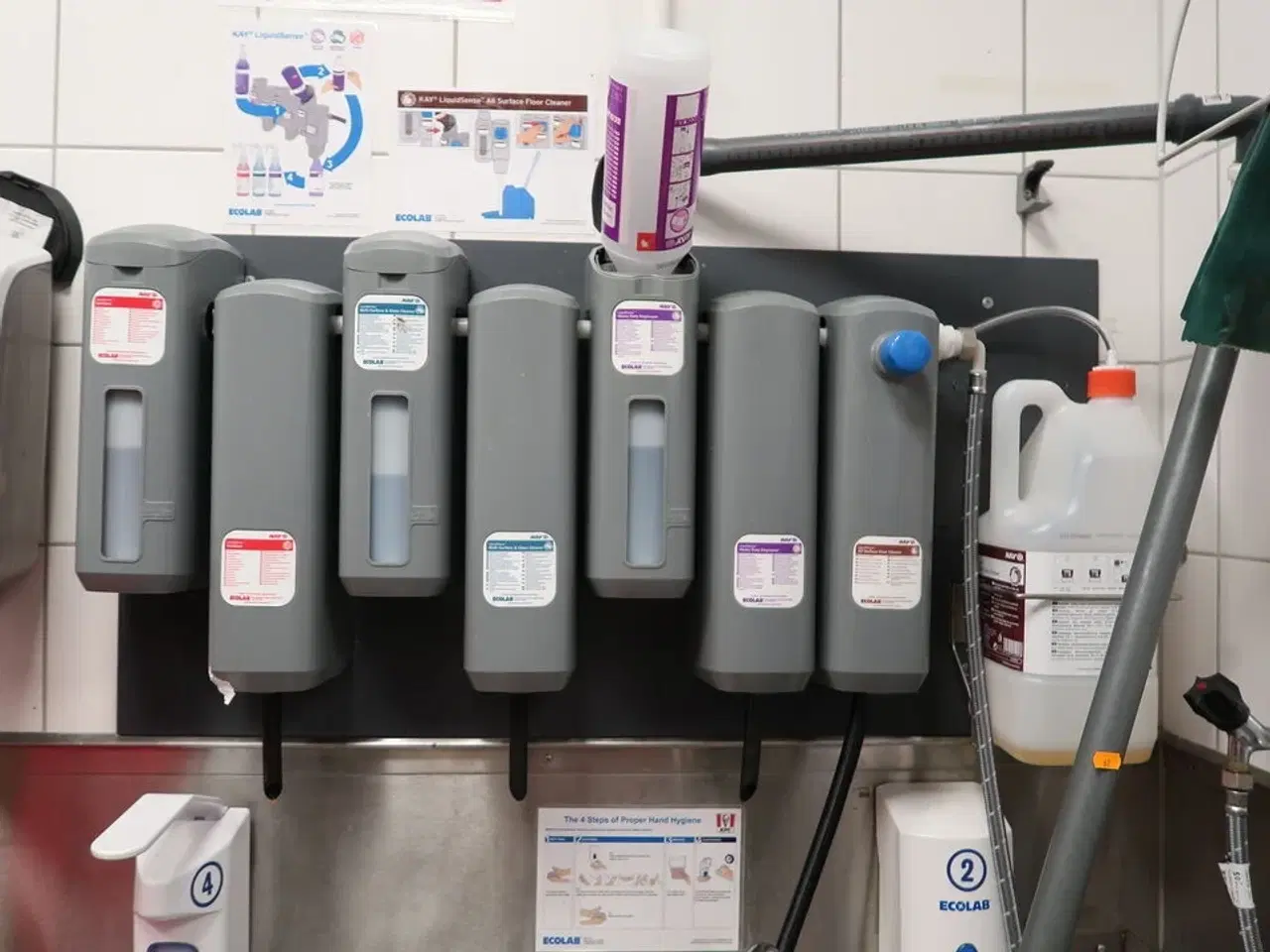 Billede 6 - Vaskestation, sæbedispenser, rengøringsartikler m.m.