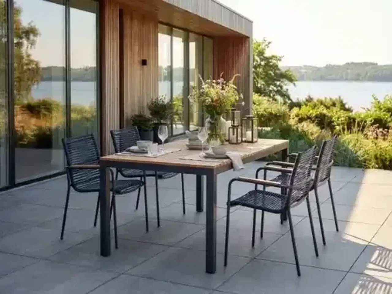 Billede 1 - Havemøbelsæt med teak bord og stole ( bord og 4 blå stole )