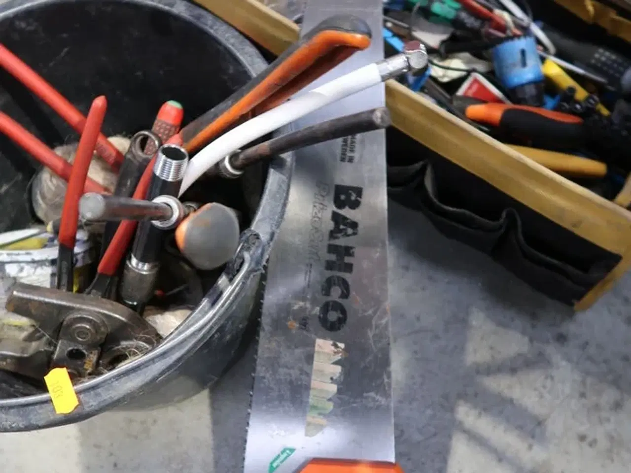 Billede 3 - Spand samt værktøjstaske med div. Værktøj