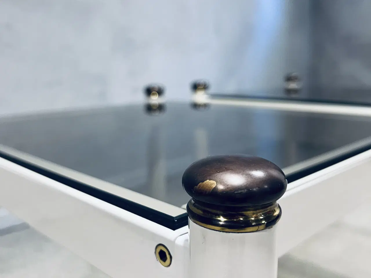 Billede 4 - Et par hvide sengeborde, med glasplade 1980’