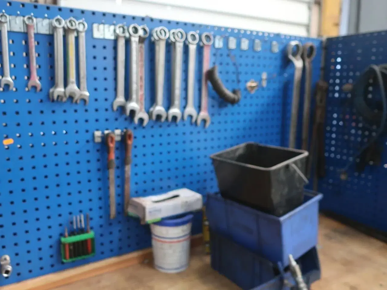 Billede 4 - Arbejdsbord samt værktøjstavle med div. Værktøj