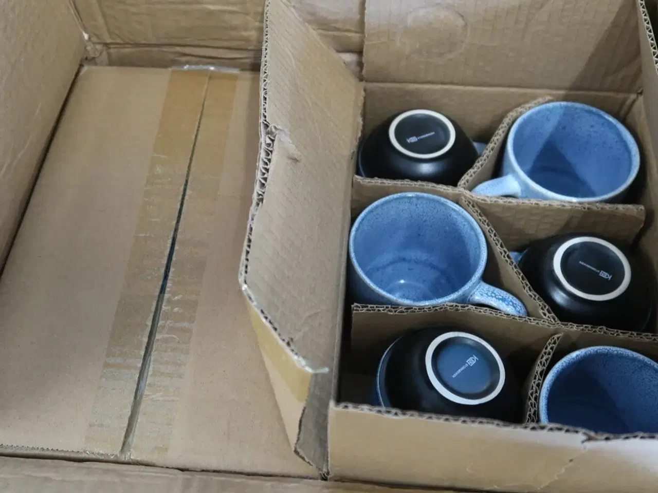 Billede 6 - 6 kasser (48 pr. stk.) Krus m/hank stabelbar blå 26 cl  KEN STORKØKKEN