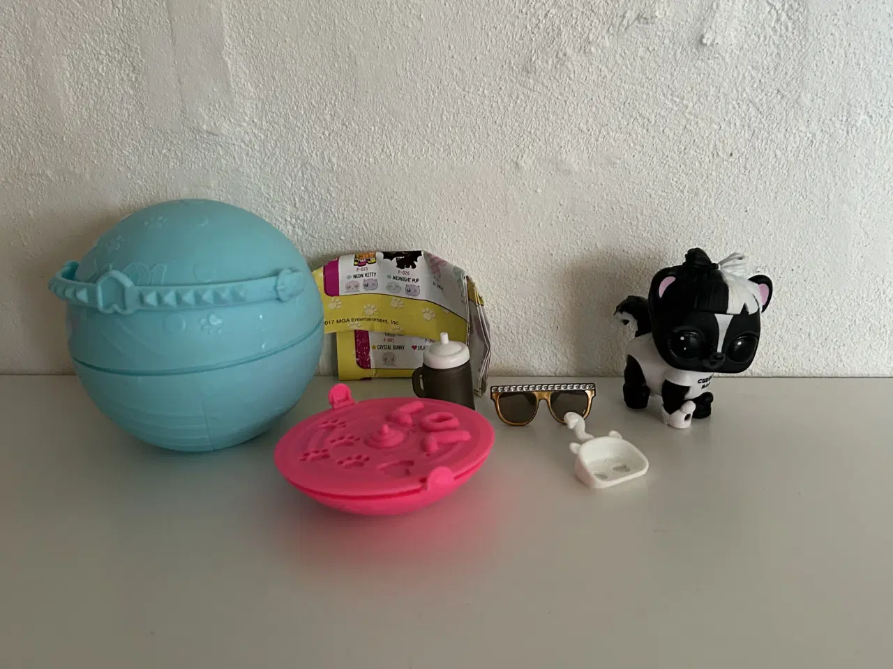 Billede 3 - L.O.L figur med tilbehør