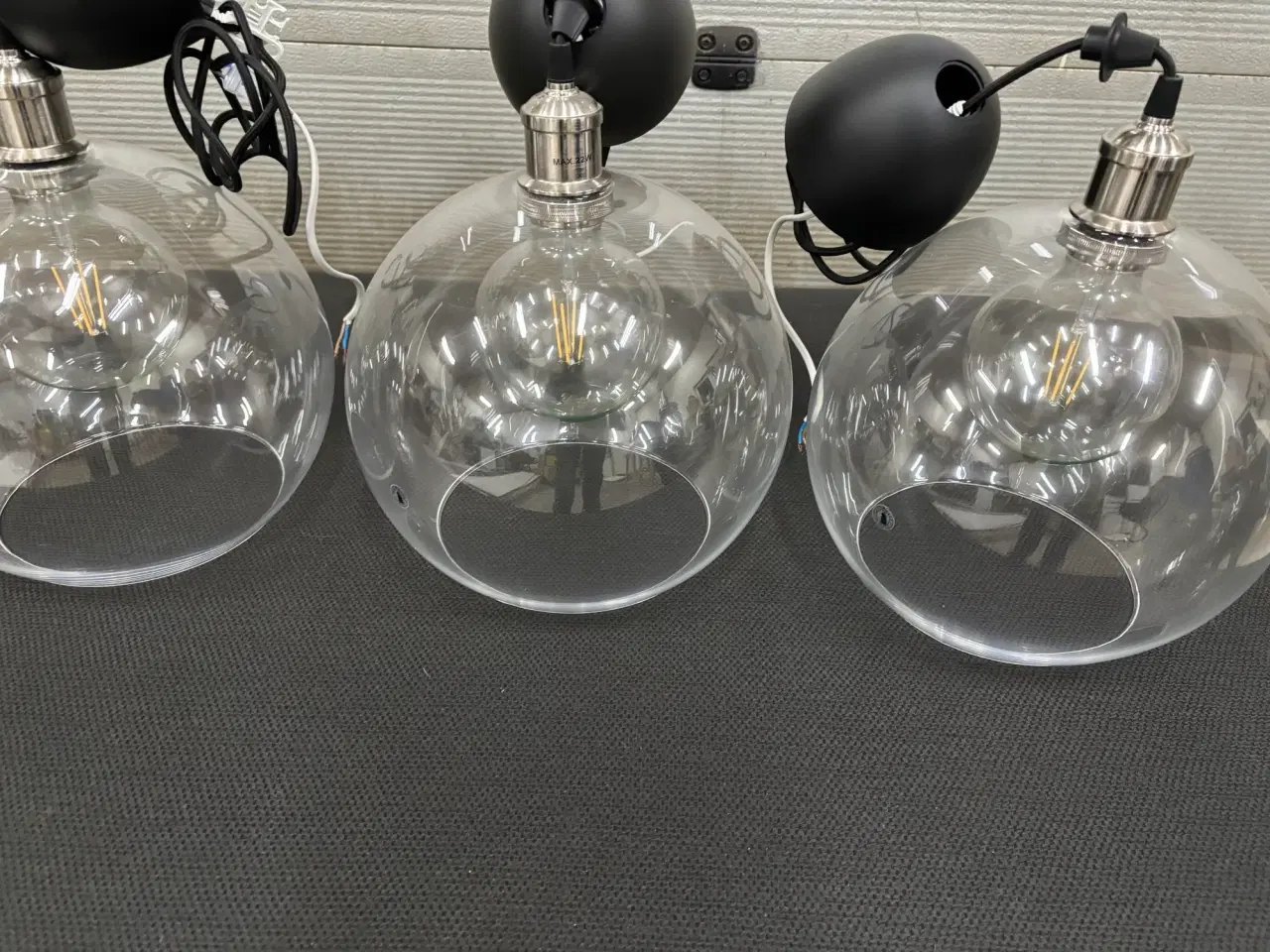 Billede 2 - Lamper af glas 3 stk incl pærer