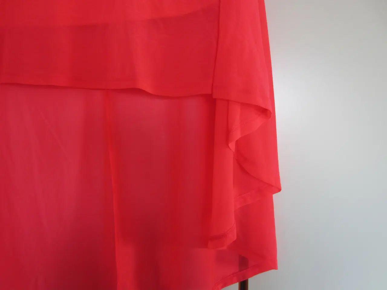 Billede 2 - Flot frisk nederdel fra H&M i str.40