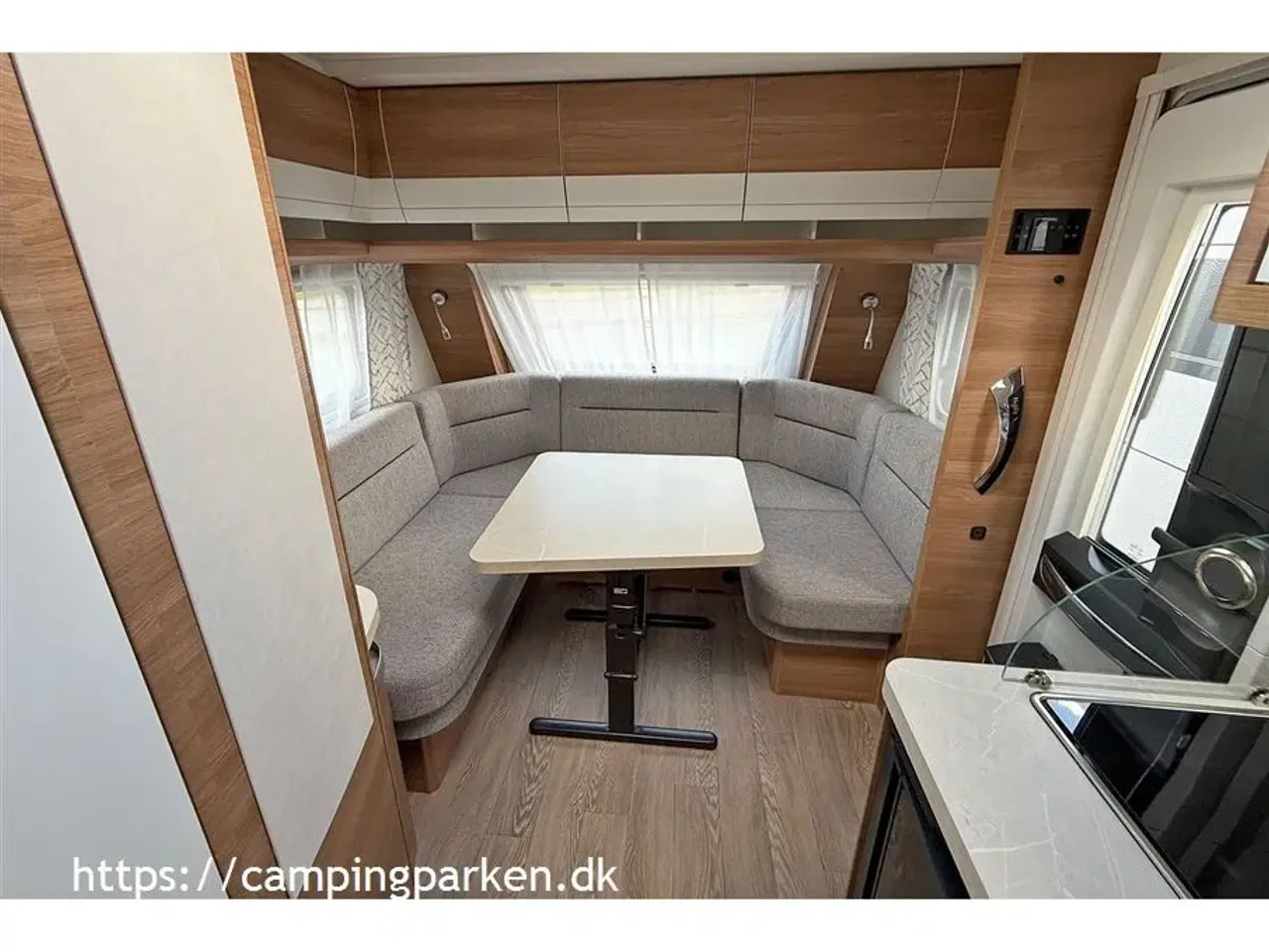 Billede 2 - 2023 - Hobby De Luxe 460 LU Flot, nyere Hobby med populær indretning, mover og posemarkise